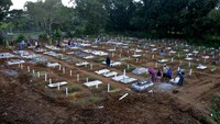 Peziarah melakukan ziarah kubur di pemakaman khusus COVID-19, Macanda, Kabupaten Gowa, Sulawesi Selatan, Minggu (11/4/2021).