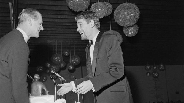 Prince Philip, Duke of Edinburgh presents the Best British Actor award to English actor Peter O'Toole (1932-2013) at the 16th British Academy Film Awards in London on 8th May 1963. Peter O'Toole stars in the 1962 film 'Lawrence of Arabia'. (Photo by Les Lee/Daily Express/Hulton Archive/Getty Images)