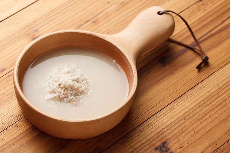 Wash rice in wooden bowl
