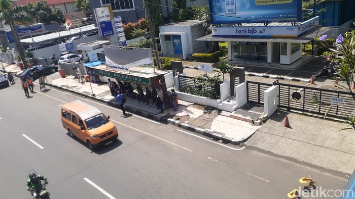 Akses ke JPO dekat Balai Kota Depok di Jl Margonda Raya, kini bebas parkir liar. 12 April 2021. (Afzal NI/detikcom)