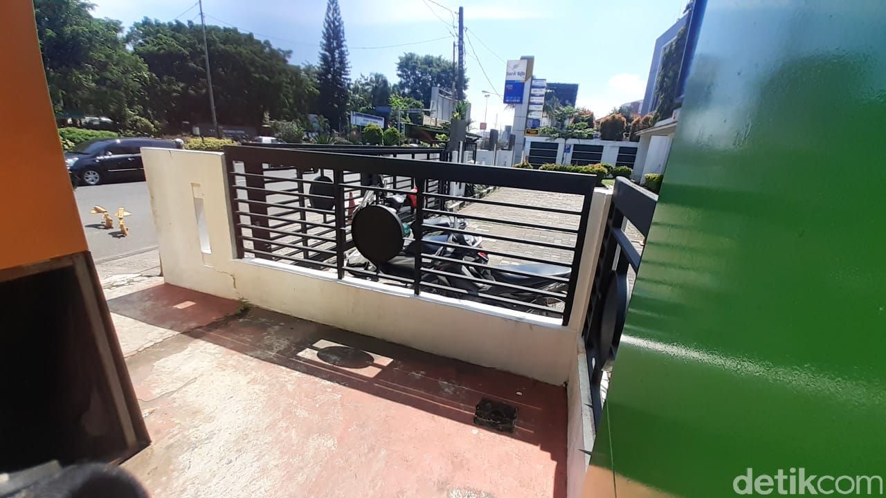 Akses ke JPO dekat Balai Kota Depok di Jl Margonda Raya, kini bebas parkir liar. 12 April 2021. (Afzal NI/detikcom)