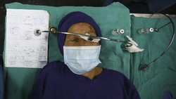 Seorang dokter di Nepal dijuluki Dewa Mata karena perjuangannya membantu warga miskin di Nepal sembuh dari katarak.