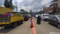 KBO Satlantas Polres Cianjur Iptu Yudistira, mengatakan kepadatan arus lalu lintas diakibatkan banyaknya masyarakat yang keluar rumah untuk berbelanja kebutuhan saat Ramadhan.   