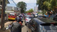 Bahkan kemacetan terjadi hampir di setiap jalur di perkotaan Cianjur yang biasanya lengang.   