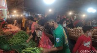 Banyaknya masyarakat yang berbelanja membuat jalur protokol di Cianjur juga menjadi padat.   