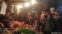 Pedagang daging sapi dan daging ayam potong yang paling banyak dipenuhi pembeli.   