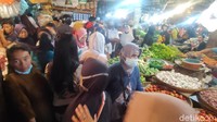 Meskipun harga daging sapi dan ayam mengalami lonjakan, masyarakat tetap memaksakan untuk membeli daging yang akan diolah untuk hidangan saat sahur pertama.   
