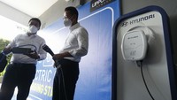 Sebelas (11) mal yang menyiapkan area Fasilitas Charging Mobil Listrik adalah Lippo Mall Kemang, Lippo Mall Puri, dan Pluit Village untuk wilayah Jakarta, MaxxBox Lippo Village Karawaci Tangerang, Citywalk Cikarang dan District 1 Meikarta untuk wilayah Cikarang, Bandung Indah Plaza dan Istana Plaza untuk wilayah Bandung dan untuk wilayah Jawa Timur adalah City of Tomorrow Surabaya, Malang Town Square, dan Lippo Plaza Batu yang akan beroperasi mengikuti jam operasional dari masing-masing mal. 