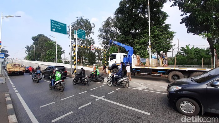 Barier beton (MCB) kembali dipasang untuk menutup Flyover Tapal Kuda Lenteng Agung, 12 April 2021, pukul 15.00 WIB. (Afzal Nur Iman/detikcom)