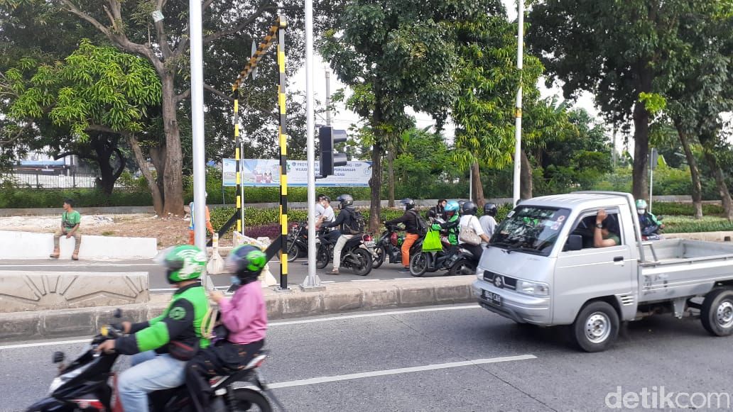 Barier beton (MCB) kembali dipasang untuk menutup Flyover Tapal Kuda Lenteng Agung, 12 April 2021, pukul 15.00 WIB. (Afzal Nur Iman/detikcom)