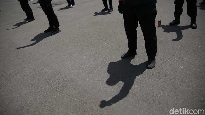 Sejumlah buruh melakukan aksi unjuk rasa di Patung Kuda, Monas, Jakarta, Senin (12/4/2021).  Puluhan buruh yang tergabung dalam Konfederasi Serikat Pekerja Indonesia (KSPI) hari ini menggelar aksi untuk menyampaikan tuntutan di patung kuda dan Mahkamah Konstitusi (MK).