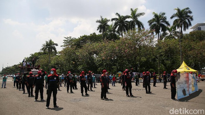 Buruh Kembali Demo Tolak Omnibus Law Sejumlah buruh melakukan aksi unjuk rasa di Patung Kuda, Monas, Jakarta, Senin (12/4/2021). Puluhan buruh yang tergabung dalam Konfederasi Serikat Pekerja Indonesia (KSPI) hari ini menggelar aksi untuk menyampaikan tuntutan di patung kuda dan Mahkamah Konstitusi (MK).