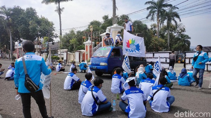 Puluhan buruh menggelar aksi demo di depan Pendopo Bupati Majalengka, Senin (12/4/2021). Aksi demo itu dilakukan buruh untuk menuntut perusahaan pengusaha tidak membayar THR dengan cara dicicil.