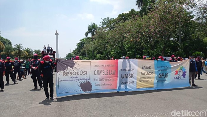 Demo Buruh di Patung Kuda