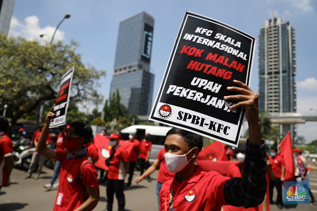 Demo Pekerja KFC di Kemnaker RI. (CNBC Indonesia/Muhammad Sabki)