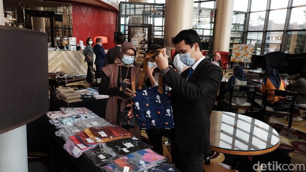 Para lulusan (ATC) Widyatama yang merupakan penyandang disabilitas ini membuktikan mampu untuk terus berkarya dan produktif membuat berbagai karya seni seperti kriya, elemen estetis, merchandise, dan desain grafis. Para lulusan (ATC) Widyatama yang merupakan penyandang disabilitas ini membuktikan mampu untuk terus berkarya dan produktif membuat berbagai karya seni seperti kriya, elemen estetis, merchandise, dan desain grafis.