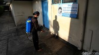 Penyemprotan disinfektan ini dilakukan menyeluruh ke tiap sudut masjid.