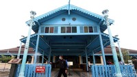 Ini momen saat abdi dalem Keraton Solo melakukan disinfeksi corona di kawasan Masjid Agung Solo.
