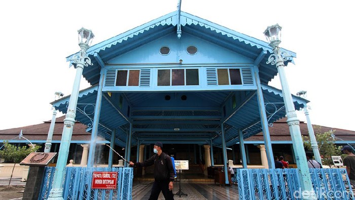 Abdi Dalem Kraton Solo menyemprotkan disinfektan di kawasan dalam dan luar Masjid Agung Solo, jelang ibadah salat Tarawih.