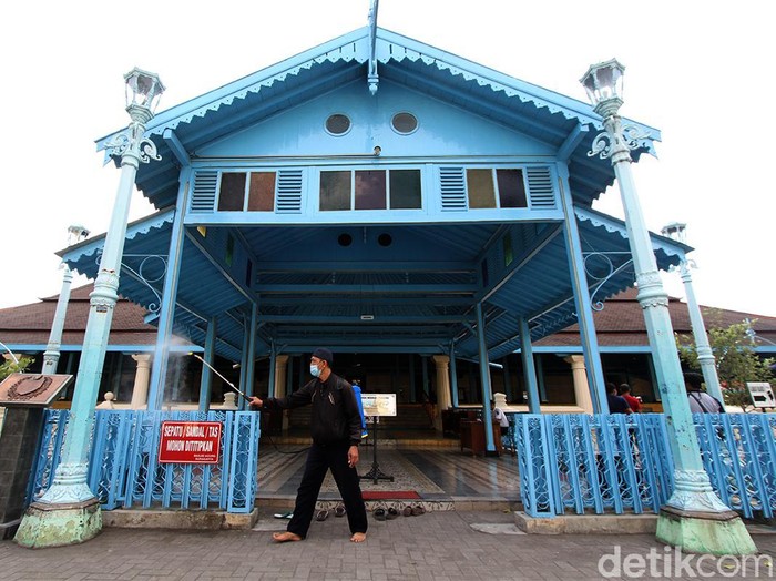 Abdi Dalem Kraton Solo menyemprotkan disinfektan di kawasan dalam dan luar Masjid Agung Solo, jelang ibadah salat Tarawih.