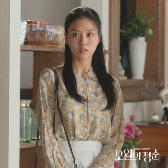 Go Min Si baru-baru ini mencuri perhatian dengan paras cantiknya dalam drama Korea Youth of May. Aktris muda kelahiran 1995 ini dikenal pula dengan perannya dalam dua drama Korea besutan Netflix, yaitu Sweet Home dan Love Alarm. Foto: dok. KBS