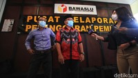Denny Indrayana mengatakan dia datang sendiri ke Bawaslu pusat lantaran Bawaslu provinsi tidak bergerak cepat saat ada indikasi kecurangan.  