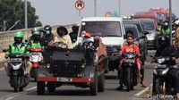 Kendaraan tersebut terlihat tanpa sabuk pengaman dan sejumlah syarat layak jalan lainnya.