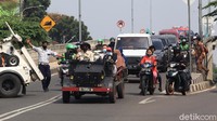 Sebuah mobil terbuka hasil modifikasi dengan 6 penumpang melintas di Jl Bintaro Permai, Jakarta Selatan, beberapa waktu lalu. 