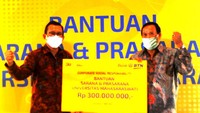 Direktur Utama PT Bank Tabungan Negara (Persero) Tbk. Haru Koesmahargyo (kiri) menyerahkan bantuan Corporate Social Responsibility (CSR) kepada Rektor Universitas Mahasaraswati (Unmas) I Made Sukamerta (kanan) di Denpasar, Bali. Foto: dok. Bank BTN