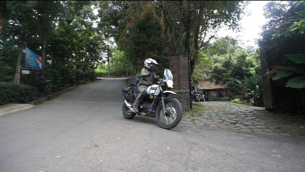 Eleonora Ajisela Agrippina melakukan touring Jakarta-Bali