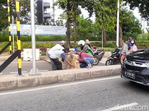 Waduh! Para Pemotor Buka Paksa Flyover Tapal Kuda Lenteng Agung