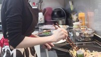 Ternyata, tak hanya pandai bernyanyi dan berakting, Seohyun juga gemar memasak. Ia bahkan membagikan momen memasaknya melalui unggahan akun instagram (28/1). Foto: Instagram@seohyun_s