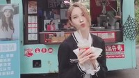 ak hanya itu, Seohyun juga menunjukkan bahwa dirinya masih baik-baik saja melalui unggahan momen kebahagiaannya saat menikmati sebuah hidangan enak yang ia pesan di sebuah food truck. Foto: Instagram@seohyun_s
