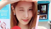 Seohyun seringkali menerima kiriman food truck. Ia terlihat tersenyum manis dan gembira ketika berfoto bersama food truck kopi yang sengaja dihadirkan hanya untuk dirinya. Foto: Instagram@seohyun_s