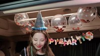 Pada perayaan ulang tahunnya pada tahun 2020 lalu, Seohyun juga terlihat begitu bahagia, Memeluk sebuah kue yang didominasi warna putih dan strawberry, ia merayakan ulang tahunnya secara sederhana di dalam mobil. Foto: Instagram@seohyun_s