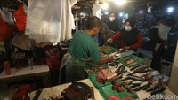 Menjelang bulan suci Ramadhan, harga daging sapi segar meroket naik di pasar tradisional di Kota Bekasi.   