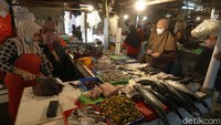 Meroketnya harga daging sapi segar, membuat warga yang berbelanja di pasar tradisional akhirnya lebih memilih membeli ikan.  