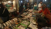 Pedagang ikan segar tengah melayani pembeli di pasar tradisional Pondok Gede, Kota Bekasi, Senin (12/04/2021).  