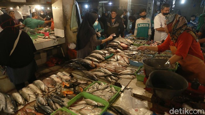 Harga Daging Sapi Meroket, Emak-emak Pilih Belanja Ikan Pedagang ikan segar tengah melayani pembeli di pasar tradisional Pondok Gede, Kota Bekasi, Senin (12/04/2021).