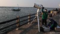 Sebagian personel tim pemantau hilal menyiapkan lensa teleskop komputeris jenis Vixen VC dengan diameter 200 milimeter bukaan lensa Sphinx SXD di dermaga Ancol Personel lain membantu menyiapkan aplikasi pemantau citra astronomi (Astro Photography Tool) di laptop.