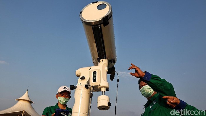 Hilal Bulan Suci Ramadhan Petugas yang tergabung dalam Tim Hilal BMKG melakukan pemantauan hilal di kawasan Pantai Ancol, Jakarta Utara, Senin (12/4). Pemantauan hilal tersebut untuk memastikan dan menetapkan Bulan Suci Ramadhan 1442 H