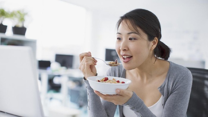 Ilustrasi makanan mengenyangkan wanita sedang makan makanan diet