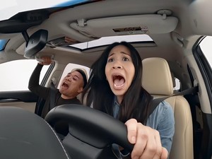 Brak! Ini Contoh Buruk Kebiasaan Main Handphone Sambil Nyetir