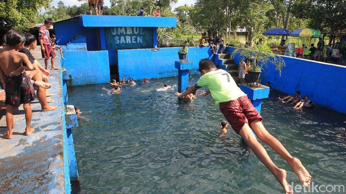 Sejumlah warga Sleman khususnya anak-anak menyempatkan diri mengikuti tradisi padusan (mandi) di Umbul Saren. Hal itu biasa dilakukan untuk menyambut Ramadhan.
