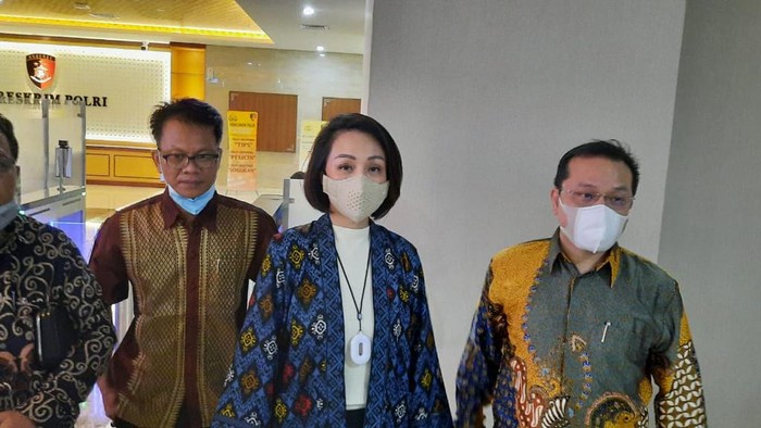 R, istri ANS Kosasih usai diperiksa Dittipidsiber Bareskrim Polri, Jakarta, Senin (12/4/2021).