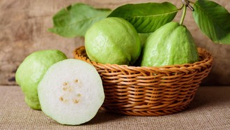 Kulit Jambu Biji Bagusnya Dimakan atau Dibuang? Ini Kata Ahli Gizi