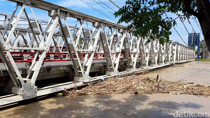 Jembatan Pemali Brebes kembali ditutup karena permukaan sungai meninggi, 12/4/2021