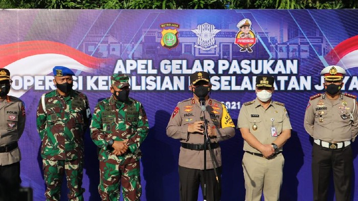 Kapolda Metro Jaya Irjen Fadil Imran beserta Wagub DKI A Riza Patria