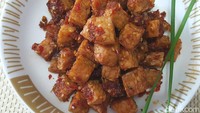 Lauk dari tempe yang murah meriah ini selalu sukses memancing selera makan. Tempe digoreng kering dipadukan dengan ebi yang gurih makin enak rasanya. Resepnya bisa kamu lihat di sini! Foto: detikfood/Odilia
