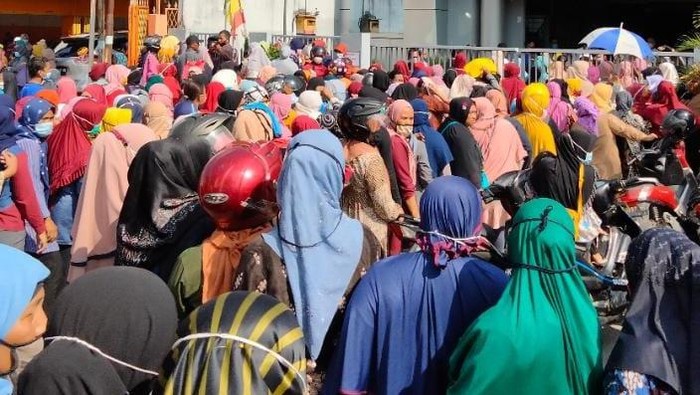 Kerumunan di depan salah satu bank di Asahan (Perdana-detikcom)